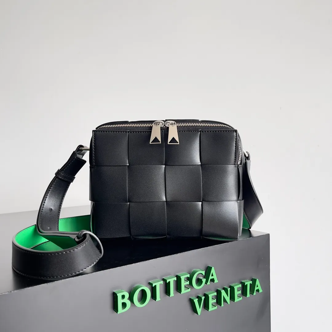 Batch 1960 BV men’s camera bag, BV men’s 2023 SS Pre Spring new camera 📷The zippered Cassette is a bit cool⭕️ Very suitable for babies who like to be low-key and unassuming, this bag is really boyfriend-friendly💪, it should be worn with a windbreaker or sweater in autumn and winter. Imported Italian calfskin, the quality is visible, and the capacity is completely OK. Style number: 730027 Size: 20*15*5